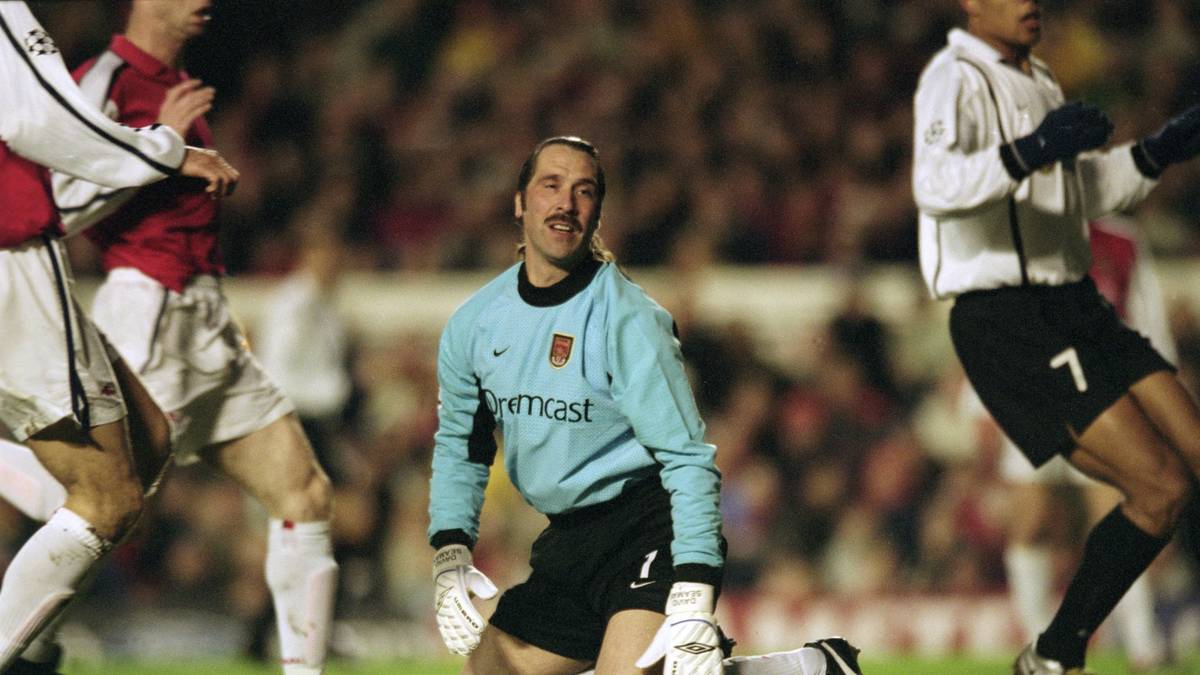 DAVID SEAMAN: Der Keeper verletzt sich beim Angeln. Als er einen 26-Pfünder aus dem Wasser ziehen will, renkt er sich die Schulter aus