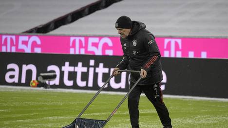 Hermann Gerland half in der Allianz Arena beim Schneeschippen mit