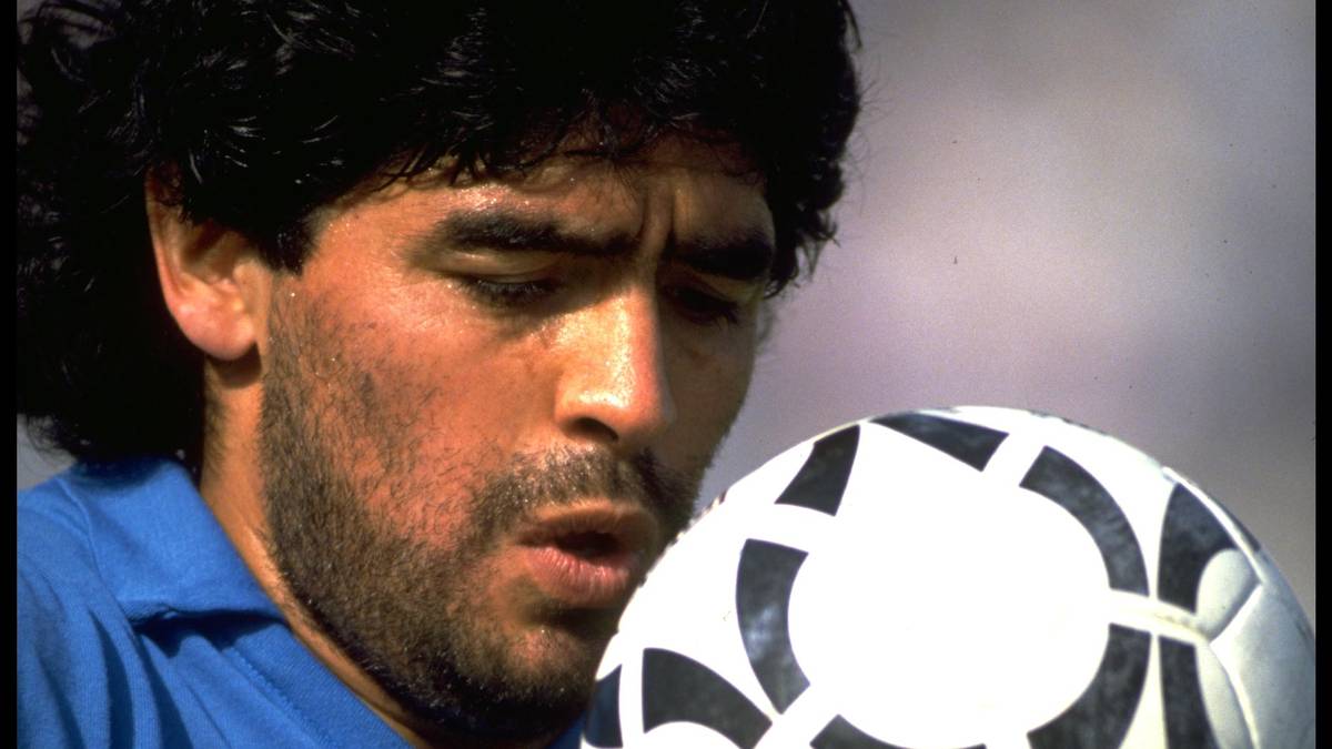 Der einmalige Techniker stemmte mit der SSC den UEFA-Cup in die Höhe, gewann den italienischen Pokal und holte zweimal den Scudetto - die einzigen Meisterschaften der Vereinsgeschichte der Neapolitaner