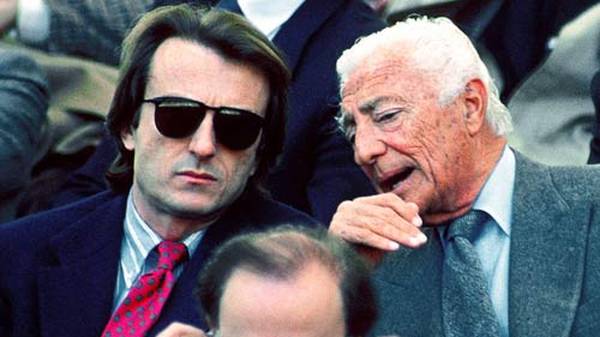 1991 war es, als der damals 43-Jährige von Fiat-Chef Gianni Agnelli (r. ) zum Vorstandsvorsitzenden von Ferrari ernannt wurde. Der Sportwagen-Hersteller war nach Enzo Ferraris Tod 1988 in wirtschaftliche Schwierigkeiten geraten. Unter Montezemolos Führung schaffte Ferrari den Weg zurück zum Erfolg - zumindest wirtschaftlich