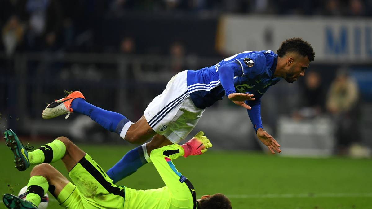 Mittelstürmer Eric Maxim Choupo-Moting (oben), der die verletzten Embolo, Huntelaar und Di Santo vertritt, bekommt die internationale Härte zu spüren