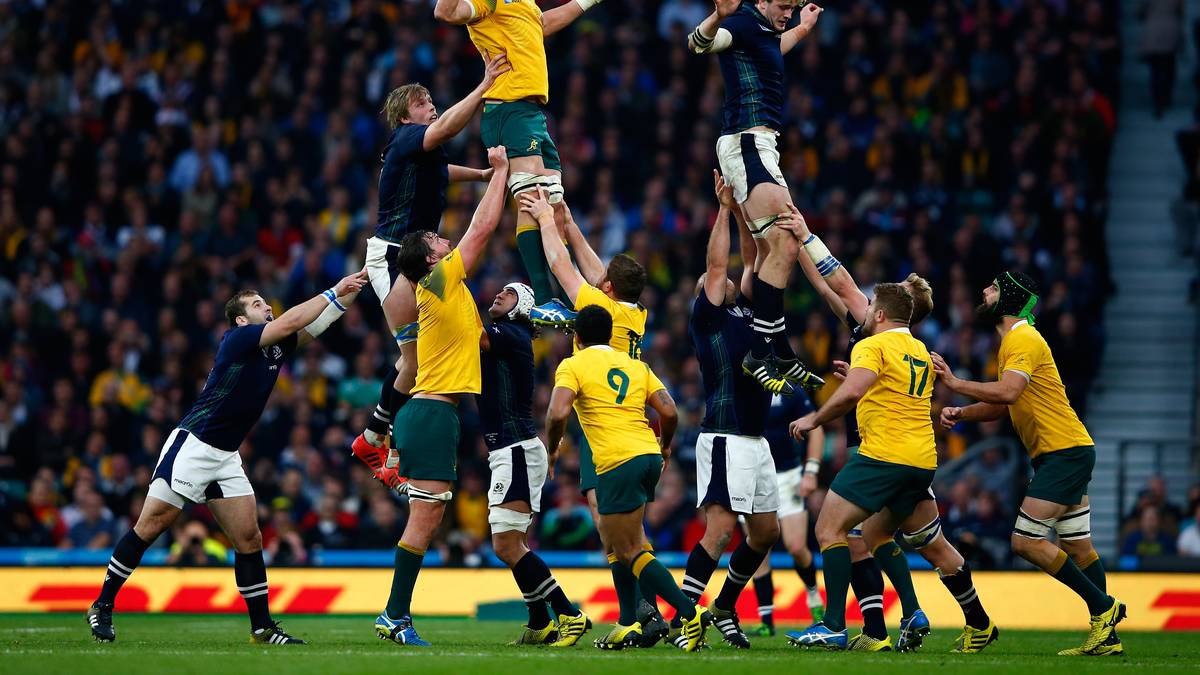 Ganz so viel Sprungkraft besitzen die Spieler auf dem Rasen zwar nicht, aber mit Unterstützung der Teamkollegen kommen die Spieler auch einige Meter in die Luft