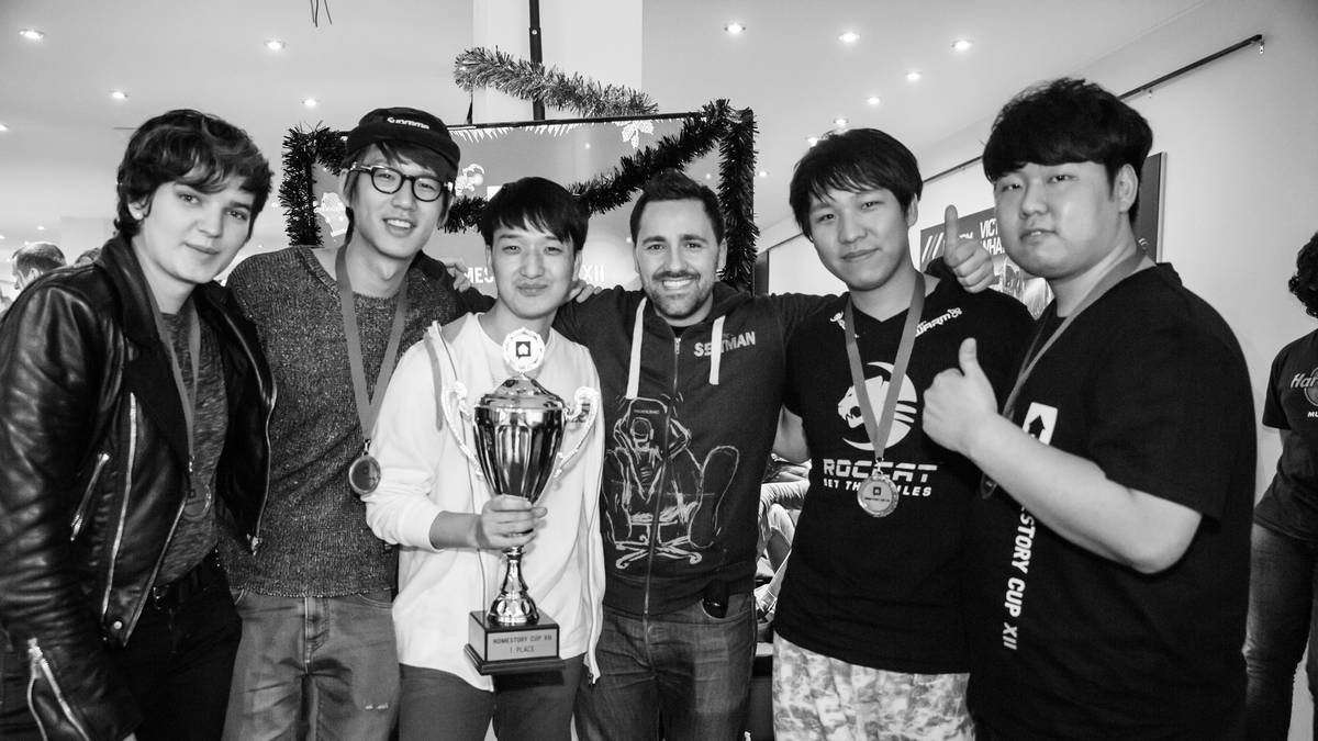 Sasha "Scarlett" Hosty, Mun "MMA" Seong Won, Dennis "TaKe" Gehlen, Ko
"HyuN" Seok Hyun und  Jang "MC" Min Chul