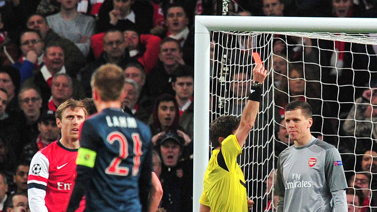 In der Saison 2013/14 kommt es erneut zum Wiedersehen im Achtelfinale der Champions League. Mesut Özil scheitert mit einem Elfmeter in der 9. Minute an Manuel Neuer, in der 40. Minute sieht dann Arsenal-Keeper Wojciech Szczesny die Rote Karte. Den fälligen Strafstoß schießt David Alaba allerdings an den Pfosten