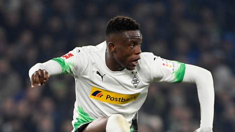 Denis Zakaria verletzte sich nach einem Zusammenprall mit Gladbach-Keeper Yann Sommer