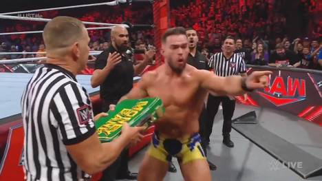 Überraschender Paukenschlag am Ende von WWE Monday Night RAW: Austin Theory verzockt seinen Money-in-the-Bank-Koffer - und nicht gegen Roman Reigns ...