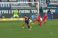 Der FC Augsburg gerät beim 1. FC Heidenheim frühzeitig ins Hintertreffen. Die Fuggerstädter zeigen jedoch tolle Moral und bescheren ihrem neuen Trainer Jess Thorup einen Auftakt nach Maß.