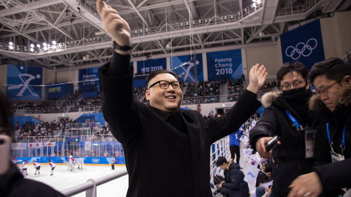 Beim Eishockey taucht doch ein Mann auf - ist es etwa der "Oberste Führer" Kim Jong-un persönlich?