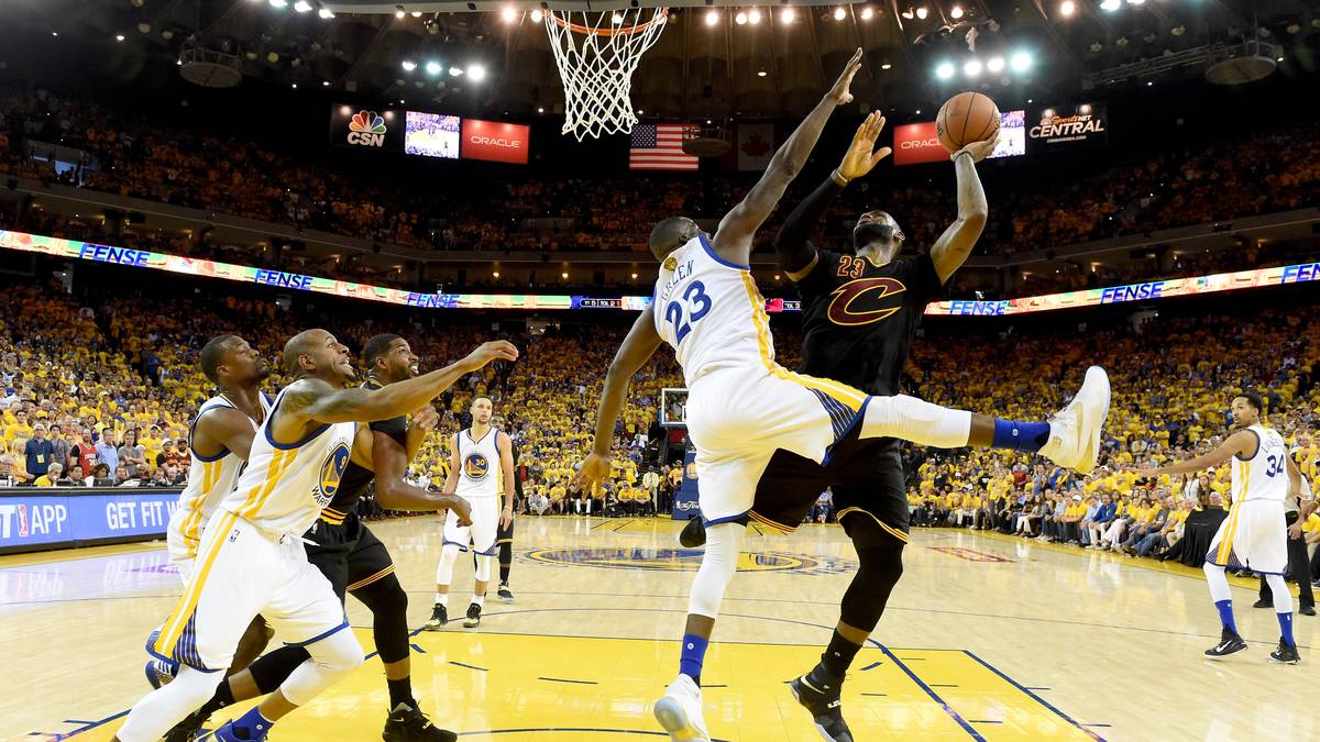 GOLDEN STATE WARRIORS 2016: Als erstes Team der NBA-Geschichte verlieren die Warriors trotz 3:1-Führung die Finals gegen die Cleveland Cavaliers. Eine Sieben-Punkte-Führung zur Halbzeit von Spiel 7 verspielen Stephen Curry und Co., weil sie in den letzten 4:39 Minuten keinen einzigen Punkt mehr machen. Das Spiel endet 93:89 für die Cavs um Superstar LeBron James