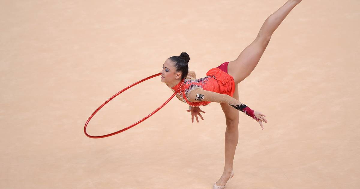 Художественная гимнастика элементы с обручем. Арабеск художественная гимнастика. Гимнастические элементы с обручем. Сложные гимнастические элементы. Художественная гимнастика элементы с обручем.