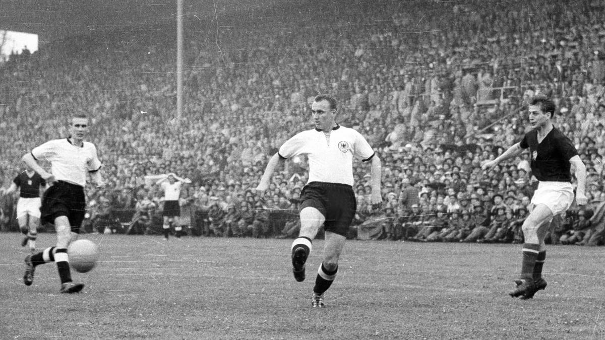 JOSEPH "JUPP" POSIPAL (Verteidiger): Der in Rumänien geborene Sohn einer ungarischen Mutter erhielt auf Bestreben Herbergers einen deutschen Pass. Zeitweise als Mittelläufer im Einsatz, im WM-Finale jedoch als rechter Verteidiger