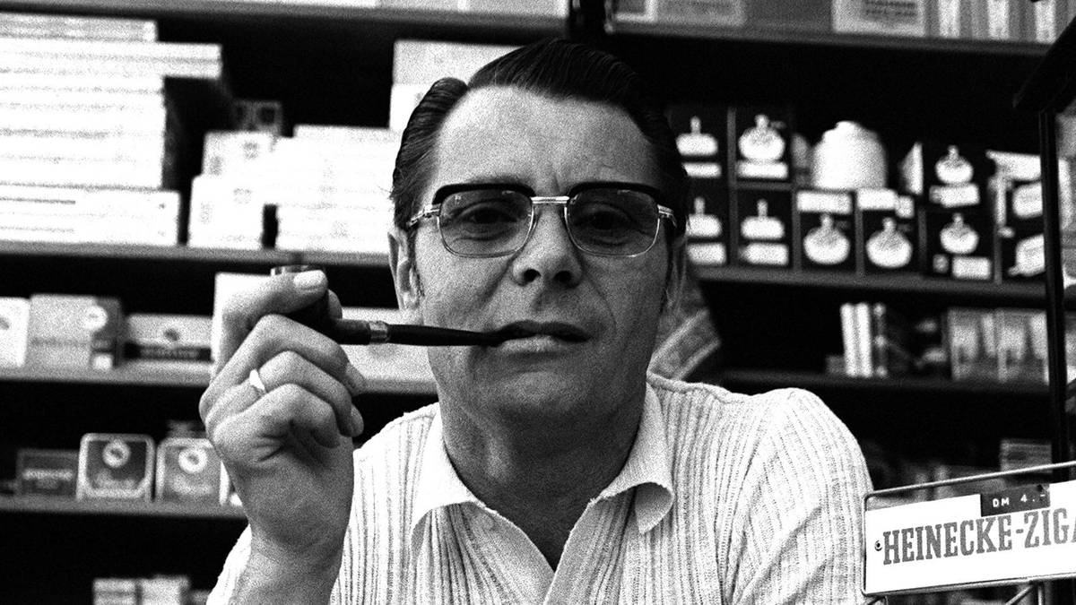 Wechselte 1958 zum FC Bayern, später in die Schweiz und nach Österreich. Nach der aktiven Karriere Trainer in unteren Klassen. Außerdem führte er eine Lotto- und Toto-Annahmestelle in München (Foto). Der Raucher verlor den rechten Lungenflügel. Starb 1993 im Alter von 64 Jahren an Leukämie