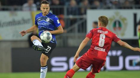 BIELEFELD, GERMANY - SEPTEMBER 27: Cedric Brunner (L) of Bielefeld and  Santiago Ascacibarof  Stuttgart fight for the ball during the Second Bundesliga match between DSC Arminia Bielefeld and VfB Stuttgart at Schueco Arena on September 27, 2019 in Bielefeld, Germany. (Photo by Thomas F. Starke/Bongarts/Getty Images)