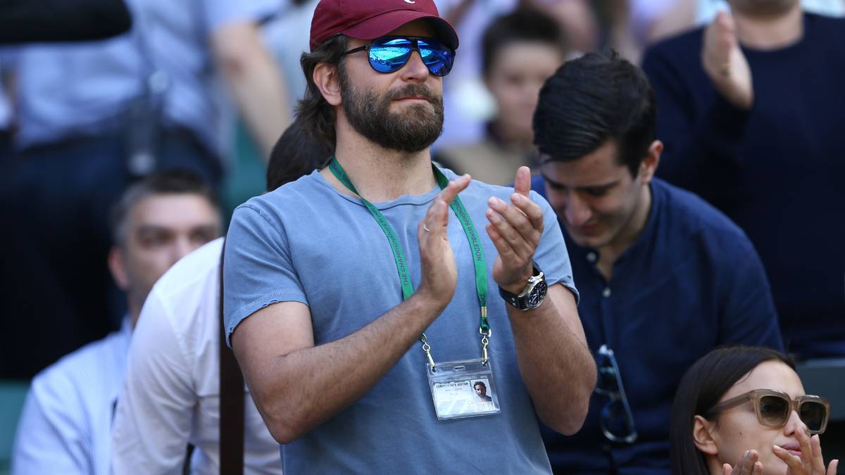 Schauspieler Bradley Cooper macht in Wimbledon keinen Hehl daraus, für wen sein Tennisherz schlägt: Der Hangover-Star fiebert mit Roger-Federer-Cap für den "Maestro"