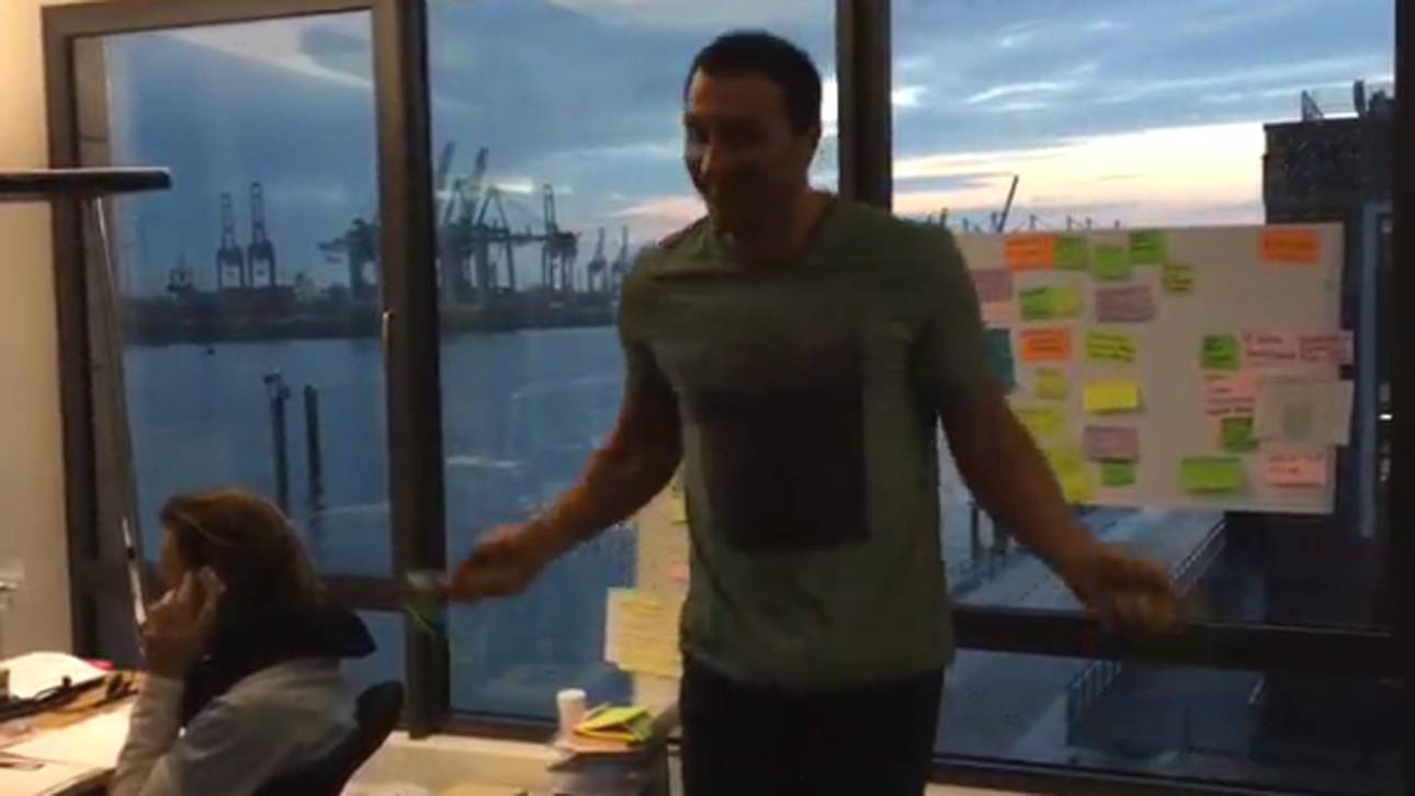 Klitschko macht sich im Büro fit