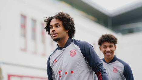 Bisher gab es Gerüchte um eine Ausleihe von Bayerns Joshua Zirkzee. Nun denkt der Rekordmeister offenbar sogar an einen festen Verkauf.