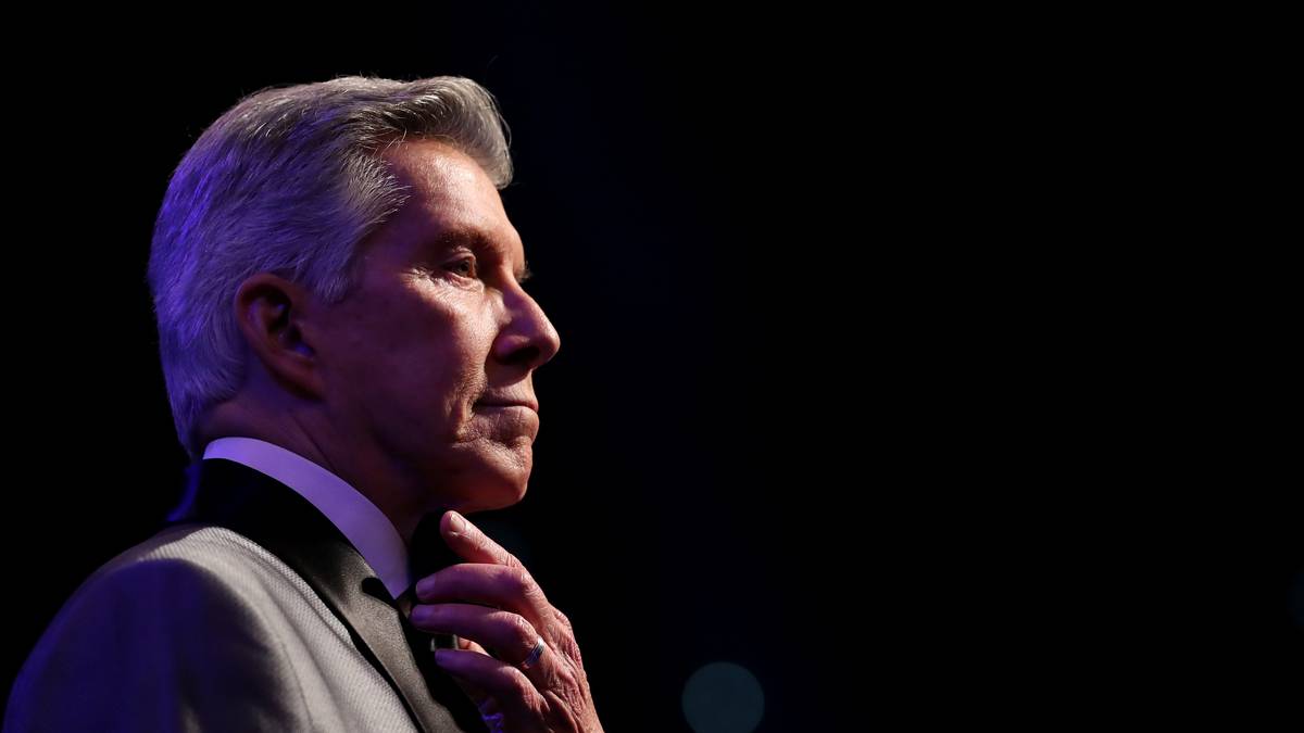 Des Mega-Fights würdig gibt sich niemand geringeres als der legendäre Michael Buffer die Ehre als Ringsprecher. "Let's get ready to rumble"....