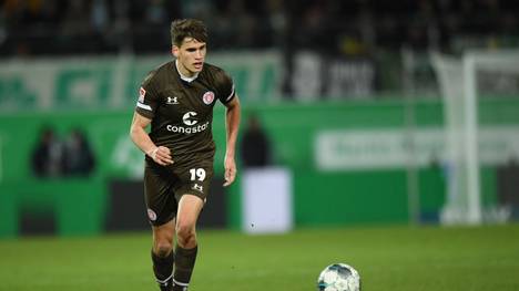 FUERTH, GERMANY - JANUARY 28: Luca-Milan Zander of St. Pauli plays the ball during the Second Bundesliga match between SpVgg Greuther Fürth and FC St. Pauli at Sportpark Ronhof Thomas Sommer on January 28, 2020 in Fuerth, Germany. (Photo by Sebastian Widmann/Bongarts/Getty Images)