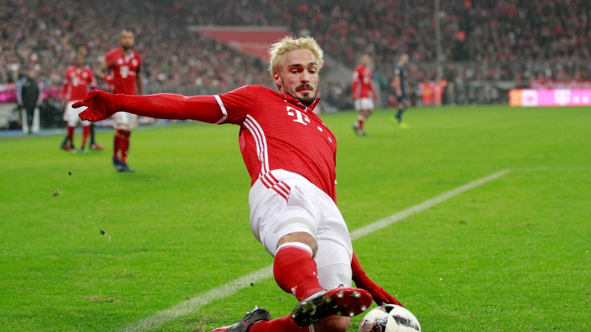 MATS HUMMELS: Auch mit blondierten Haaren gewohnt kopfball- und zweikampfstark. Der Abwehrchef lässt RB-Stürmer Yussuf Poulsen nicht den Hauch einer Chance. SPORT1-Note 2,5