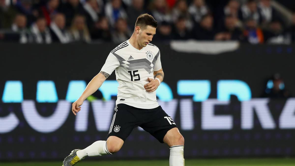 NIKLAS SÜLE: Spielte im 4-2-3-1 in der Innenverteidigung und sollte der neue Abwehrchef sein. Hatte einen sauberen Spielaufbau, stand aber oft nicht gut in Halbzeit eins und ließ Jovic unbedrängt einköpfen (12.). Sicherer in der zweiten Hälfte. SPORT1-Note 3,5
