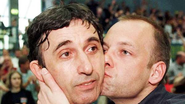 Rückblick auf frühere Liebkosungen: 1997 führt Svetislav Pesic (l.) ALBA Berlin erstmals zur Meisterschaft und erfreut damit auch Jung-Manager Baldi