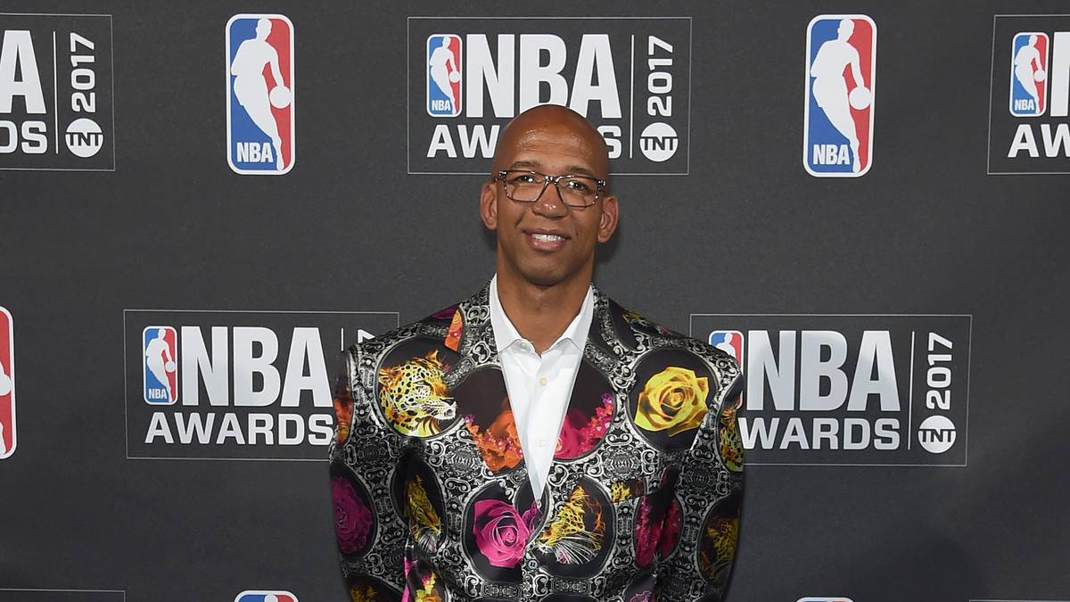 ...Monty Williams. Doch dessen Aufzug hat einen ernsten Hintergrund: Der Ex-Coach der Oklahoma City Thunder erhält den Sager Strong Award in Gedenken an den verstorbenen Kult-Reporter Craig Sager, der für seine bunten Anzüge bekannt war