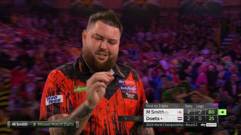 Michael Smith siegt in der zweiten Runde der Darts-WM 2024 gegen Kevin Doets mit 3:2 und zieht damit denkbar knapp in die nächste Runde ein.