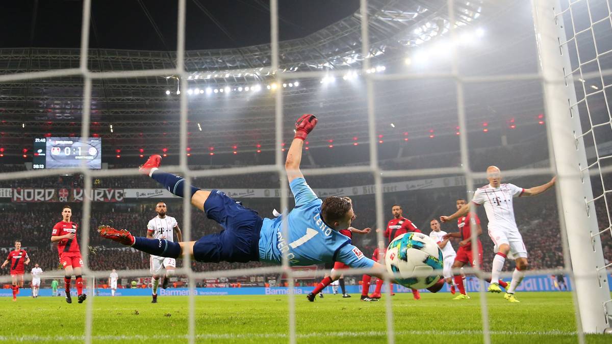 Bernd Leno im Leverkusener Tor streckt sich vergebens