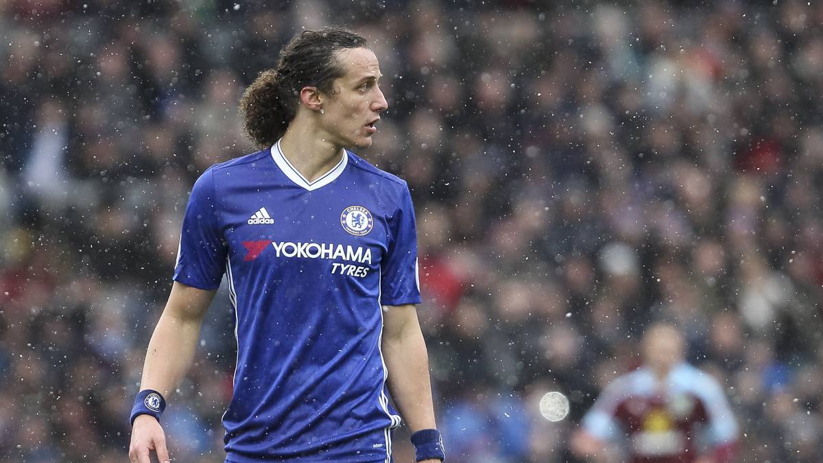 Der Chelsea-Star trug in einem Spiel gegen Burnley in der vergangenen Spielzeit Pferdeschwanz und brachte damit die sozialen Medien in Aufruhr. In zahlreichen Posts wurde der neue Look von Luiz diskutiert