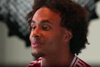 Manchester United sicherte sich die Dienste des ehemaligen Bayern-Spielers Joshua Zirkzee. Der Niederländer freut sich darauf bei den Red Devils mit Co-Trainer Ruud van Nistelrooy zusammenarbeiten zu können.