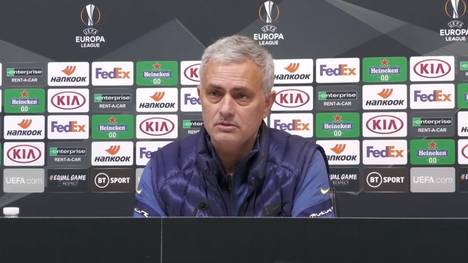 Weil Dele Alli nicht eingewechselt wird, verschwindet der Spurs-Star kurz in der Kabine. José Mourinho findet das gut.