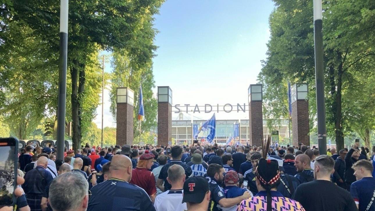 Riesiger Fanmarsch der Schotten