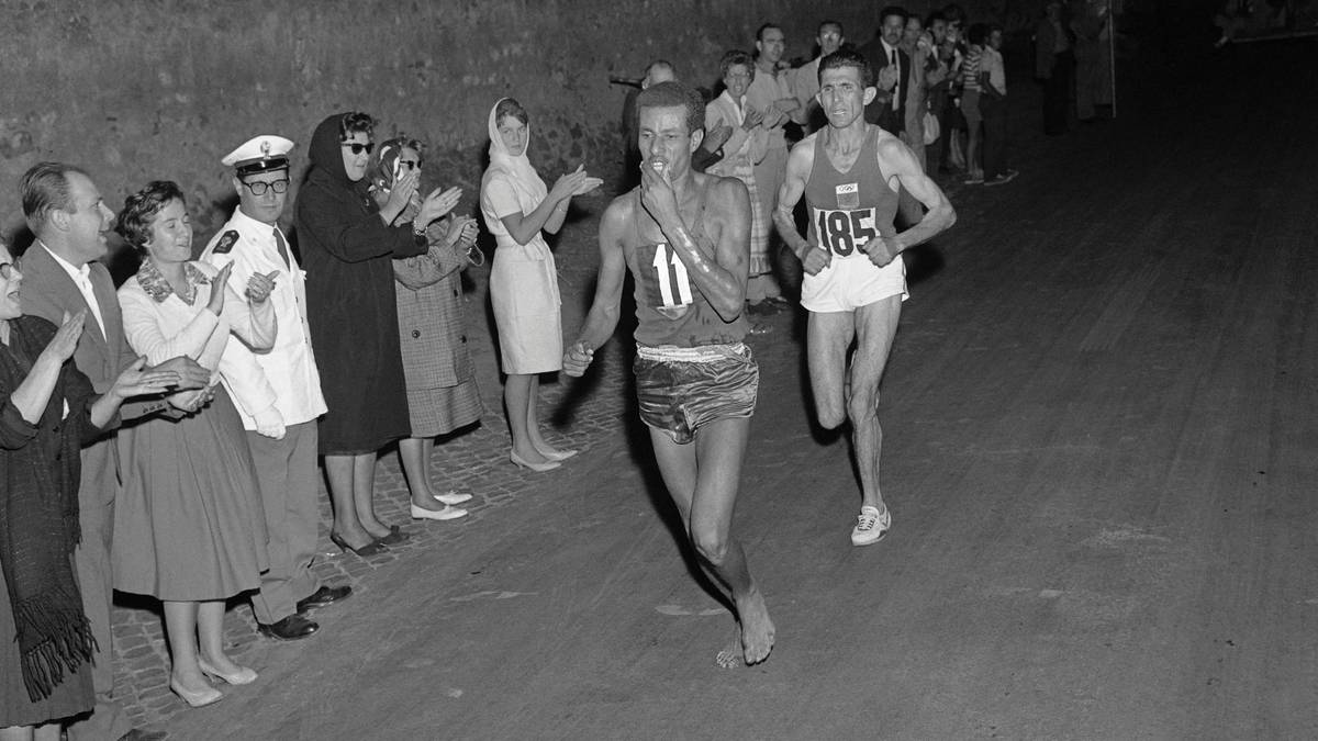 Für eine bewegende Geschichte sorgte auch Abebe Bikila bei den Olympischen Spielen 1960. Der Äthiopier trat in Rom im Marathon an und vollbrachte dabei schier Unglaubliches, denn: Bikila absolvierte die 42,195 Kilometer barfuß - und gewann in neuer Weltbestzeit Gold!