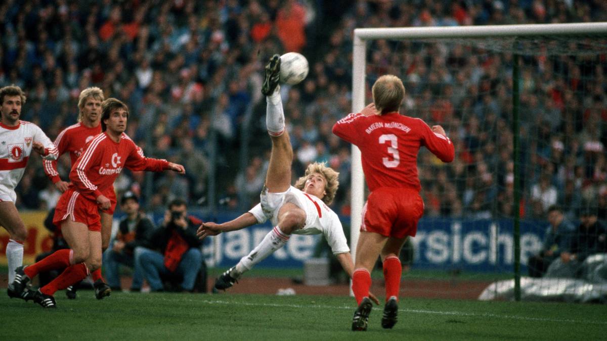 Platz 11: Jürgen Klinsmann zeigt 1987 gegen seinen späteren Verein Bayern München einen Fallrückzieher in Vollendung