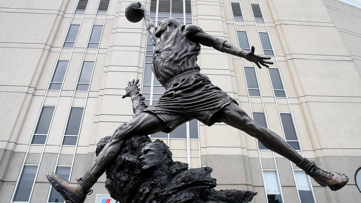 Vor dem United Center in Chicago steht eine Statue von Michael Jordan, der die Bulls in den 90ern zu sechs NBA-Titeln führte