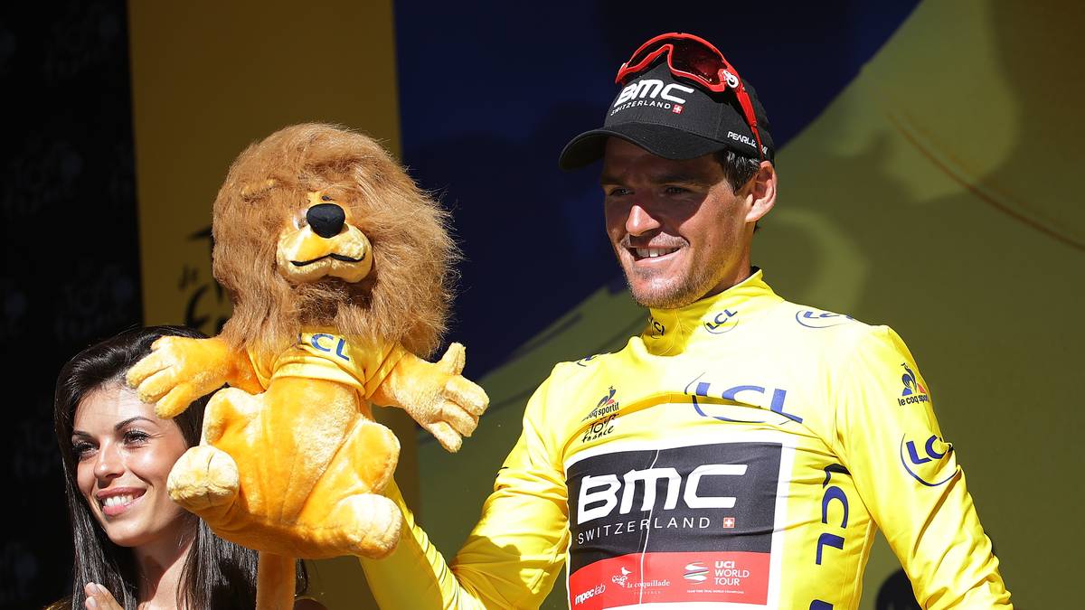 Für seinen Sieg und die Übernahme des gelben Trikots bekommt Greg van Avermaet von den Veranstaltern einen Plüschlöwen überreicht, den er stolz in die Kamera hält