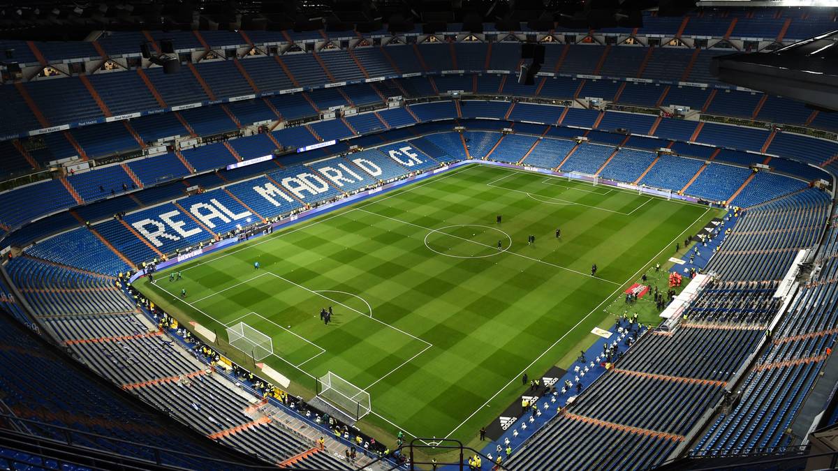 Die ruhigen Sommermonate wurden bereits genutzt, um den Rasen im Stadion zu ersetzen. Parallel dazu wurde das auf der anderen Stadion-Seite leerstehende Einkaufszentrum abgerissen