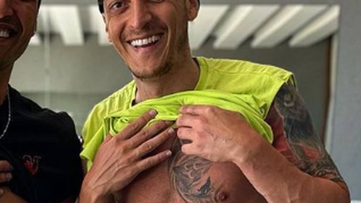 Mesut Özil zeigt ein Tattoo mit einem Wolf und drei Halbmonden