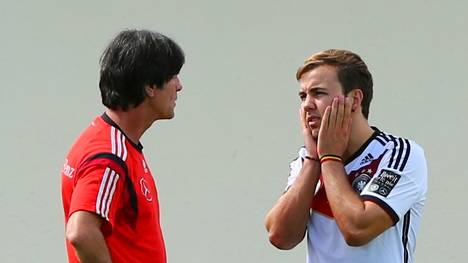 Joachim Löw diskutiert mit Mario Götze beim DFB-Nationalteam