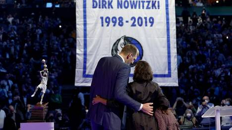 Nowitzki (l.) wurde in Dallas eine besondere Ehre zuteil