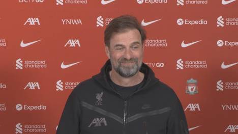 Ein etwas verwirrter Jürgen Klopp sorgt auf der Pressekonferenz für einen Mega-Lacher bei den Journalisten. Er verwechselt zwei englische Wörter.