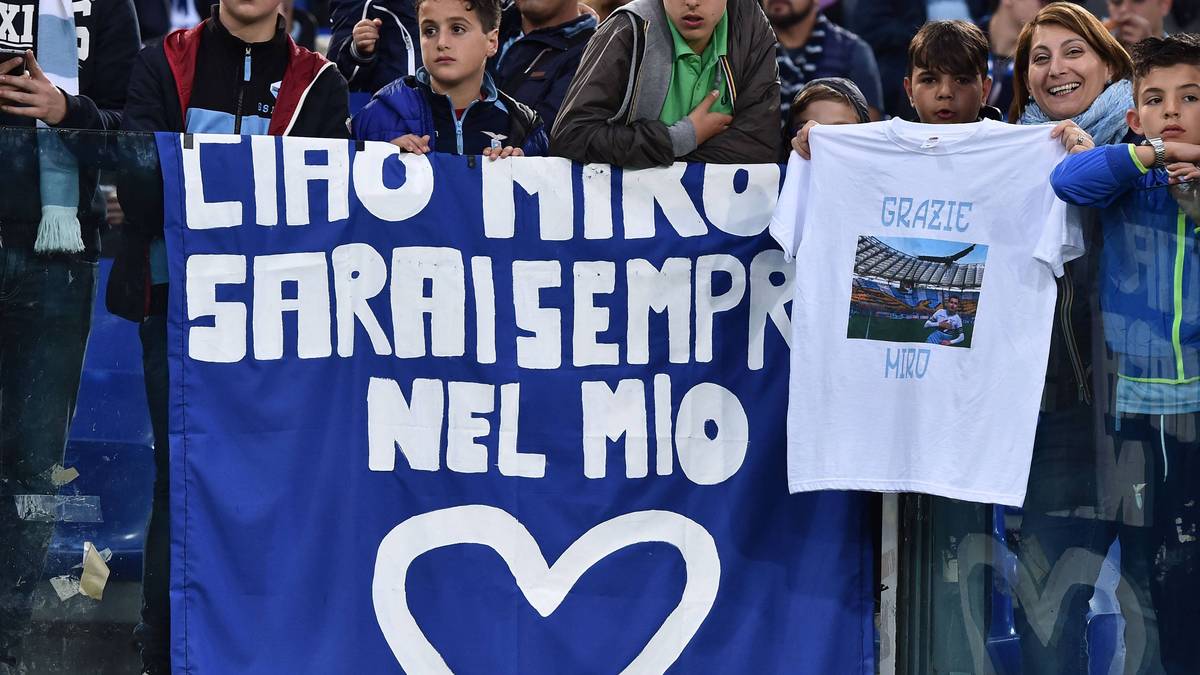 Die Fans halten zahlreiche Plakate hoch, auf denen sie sich von Klose verabschieden. "Tschüss Miro. Du wirst immer in meinem Herz sein", schreibt ein Lazio-Anhänger