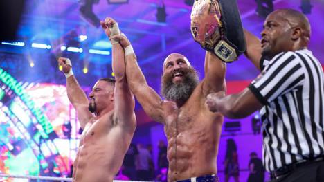 WWE-Stars Bron Breakker (l.) und Tommaso Ciampa feiern ihren Sieg bei NXT 2.0