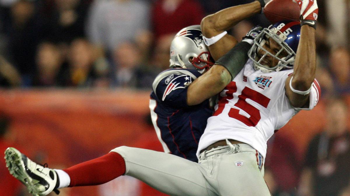 2008, NEW YORK GIANTS (17:14 gegen die New England Patriots): Super Bowl XLII geht in die Geschichtsbücher ein - und das vor allem wegen eines einzigen Catches. Im letzten Drive des Spiels reißt sich Giants-Quarterback Eli Manning von seinem Gegenspieler los und feuert einen tiefen Pass auf David Tyree (Bild), der den Ball im Hechten noch an seinen Helm pressen kann