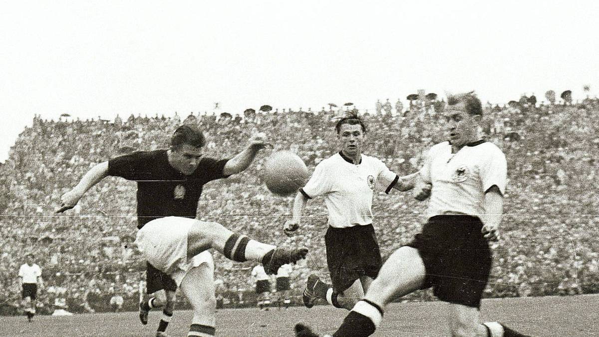 WERNER LIEBRICH (Mittelläufer): Insgesamt nur 16 Mal für Deutschland im Einsatz, beim WM-Finale in Bern aber der zentrale Mann hinten drin. "Fels der Abwehr" nannte ihn Herberger, wurde zum "Stopper des Turniers"