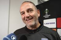 Der 1. FC Heidenheim gewinnt sein erstes Spiel in der Conference League gegen Olimpija Ljubljana. Trainer Frank Schmidt verzichtet auf einen Anzug auf europäischem Parkett und nennt einen amüsanten Grund.