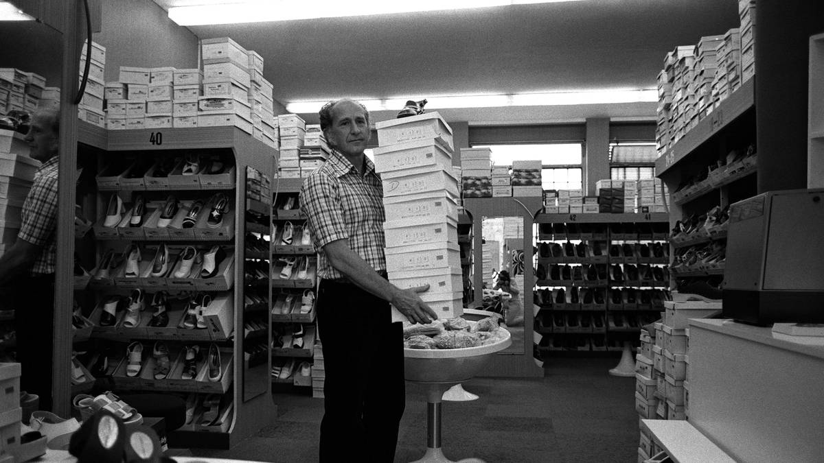 Seit der Jugend beim 1. FC Kaiserslautern und bis 1962 auf dem Betzenberg aktiv. Anschließend kurzzeitig Interimstrainer der Roten Teufel. Postbeamter, betrieb eine Lotto- und Toto-Annahmestelle in Lautern. Starb 1995 im Alter von 68 nach einer Herzoperation