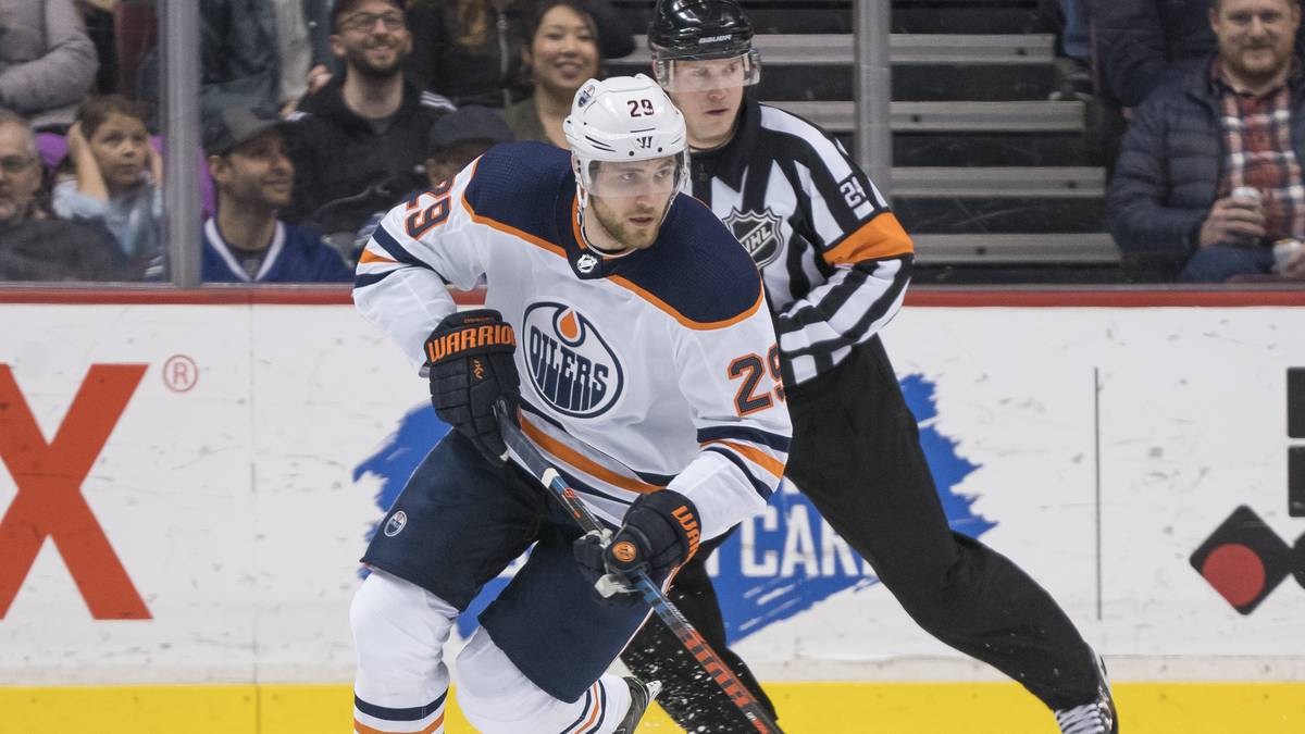 ANGRIFF - LEON DRAISAITL (Edmonton Oilers, NHL): Die NHL-Saison läuft für den deutschen Superstar eher ernüchternd. Mit den Oilers verpasst er die Playoffs. Dafür steht er Bundestrainer Marco Sturm schon früher als gedacht zur Verfügung