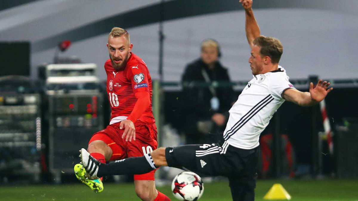 BENEDIKT HÖWEDES (ab 68.): Der Schalker fand nach seiner Einwechslung auf der linken Seite schnell ins Spiel und hätte elf Minuten nach seiner Einwechslung fast das 4:0 erzielt. Schöne Flanke zu Kimmichs Kopfball (84.), in der 90. Minute scheiterte er knapp an Vaclik. Guter Kurzauftritt. SPORT1-Note: 2,5