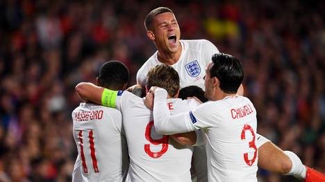 England feiert den überraschenden Sieg in Spanien